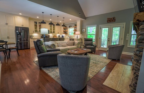 Dahlonega Casa | Robin's Nest-4 Bed/3.5 Bath/Game Room/Creek!