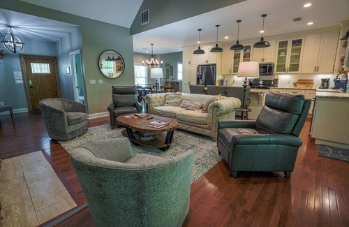 Dahlonega Casa | Robin's Nest-4 Bed/3.5 Bath/Game Room/Creek!