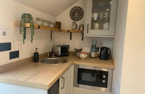 King's Bromley Casa | Robin's Nest - a self contained detached annex with sky sports & movies