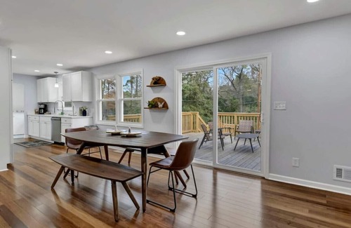 Columbia Casa | Robin's Nest in WECO w/ Garage & Deck | 4BR 3BR