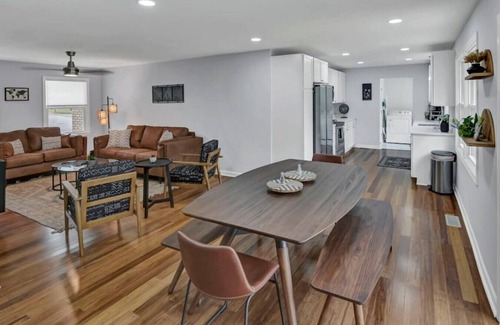 Columbia Casa | Robin's Nest in WECO w/ Garage & Deck | 4BR 3BR
