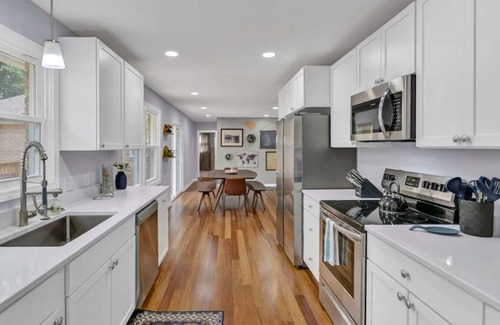 Columbia Casa | Robin's Nest in WECO w/ Garage & Deck | 4BR 3BR