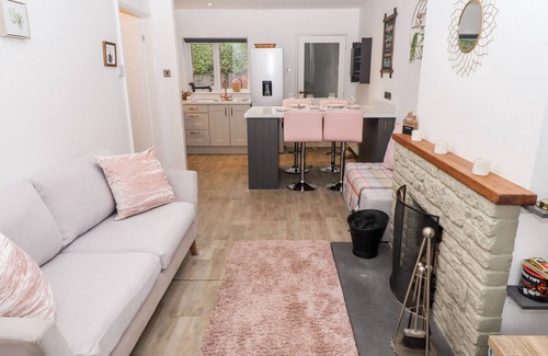 Croxton Kerrial Cabaña | ROBIN'S NEST, pet friendly, with open fire in Vale Of Belvoir