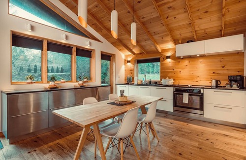 Weaverville Cabina | Robin's Nest Retreat in charming Weaverville