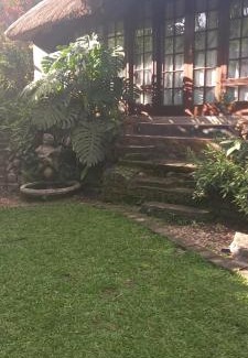 Ethekwini Apartamento | Robin's Thatch Studio- bush camp in the suburbs-sleeps 2