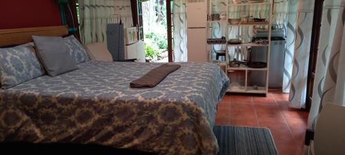 Ethekwini Apartamento | Robin's Thatch Studio- bush camp in the suburbs-sleeps 2