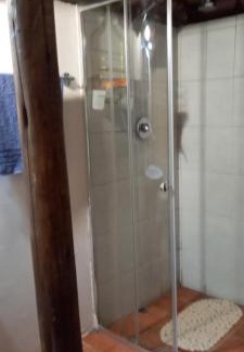 Ethekwini Apartamento | Robin's Thatch Studio- bush camp in the suburbs-sleeps 2