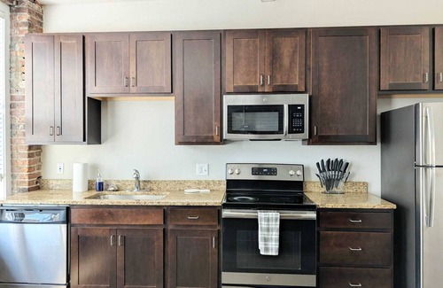 Central West End Apartamento | Robust Queen Suite w/Parking- Near Barnes 202