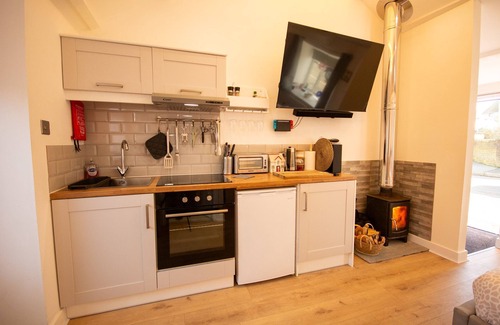 Brynsiencyn Cabaña | Robyns Retreat - sleeps 3 guests in 1 bedroom