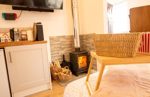 Brynsiencyn Cabaña | Robyns Retreat - sleeps 3 guests in 1 bedroom