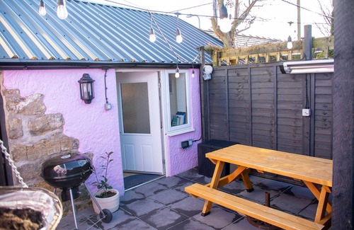 Brynsiencyn Cabaña | Robyns Retreat - sleeps 3 guests in 1 bedroom
