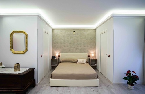 Enna Apartamento | Rocca di Cerere - Casa Venere, suite con jacuzzi en la habitación.