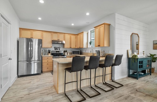 Old Farm District Casa | Rocca Way Getaway – Scenic 3 BDR w/ Private Hot Tub, Min to Old Mill District!
