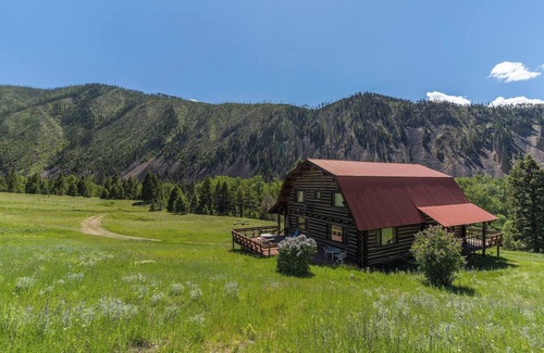 Drummond Cabina | Rock Creek Cabin Hideaway with Stunning Views!