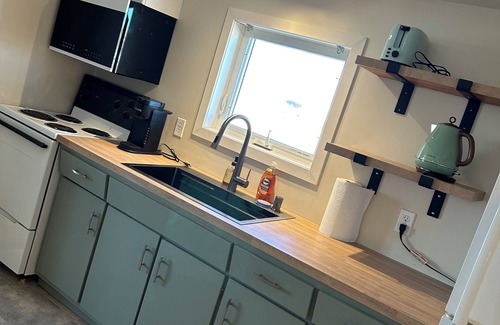 Saskatchewan Otro | Rock Mountain Retreat, your tranquil getaway in Coronach. Pet-friendly!