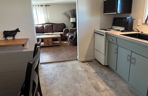 Saskatchewan Otro | Rock Mountain Retreat, your tranquil getaway in Coronach. Pet-friendly!