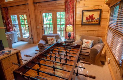 Buck Mountain Casa | Rock n Rhapsody - Blue Ridge Log Cabin - Minutes to West Jefferson - Fireplace - Foosball