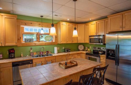 Buck Mountain Casa | Rock n Rhapsody - Blue Ridge Log Cabin - Minutes to West Jefferson - Fireplace - Foosball