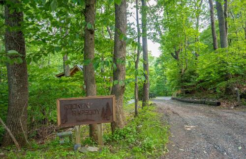 Buck Mountain Casa | Rock n Rhapsody - Blue Ridge Log Cabin - Minutes to West Jefferson - Fireplace - Foosball