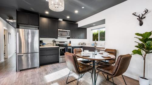 Hollywood Hotel | Rock n Roll by AvantStay Vibey 2BDR in Prime Hollywood Steps to Attractions