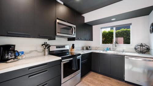 Hollywood Hotel | Rock n Roll by AvantStay Vibey 2BDR in Prime Hollywood Steps to Attractions