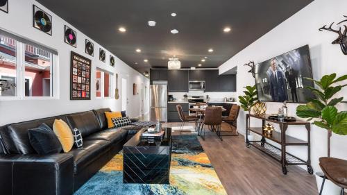 Hollywood Hotel | Rock n Roll by AvantStay Vibey 2BDR in Prime Hollywood Steps to Attractions