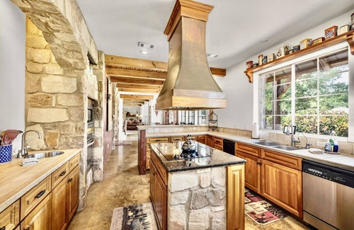 Wimberley Casa | Rock n Wood- hill country living con piscina, a 5 minutos del centro de Wimberley.