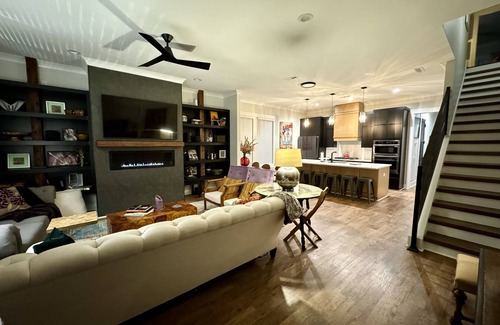 Hadley - Washington Casa | ROCK NASHVILLE. New home is less than 3 miles to Broadway, 2 miles to Mid Town.