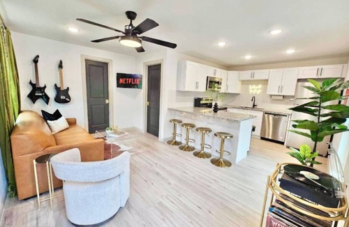 South Central Houston Casa | Rock & Roll Home near Downtown