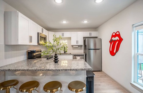 South Central Houston Casa | Rock & Roll Home near Downtown