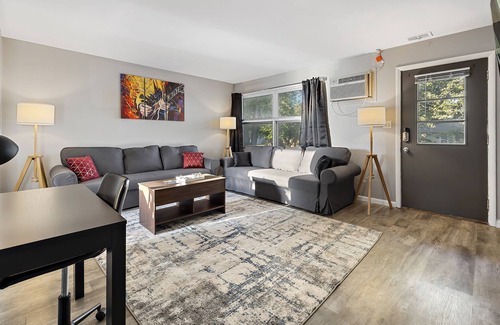 Aurora Condominio | Rock&Roll-Theme Apt 65"TV/WiFi/FreeParking/Close to Aurora downtown area