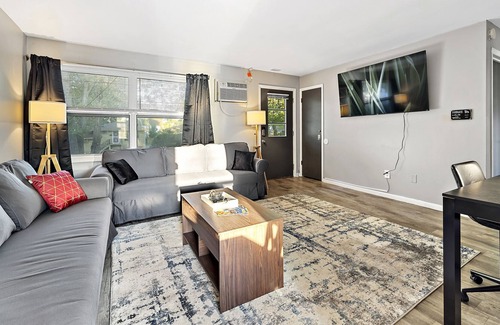 Aurora Condominio | Rock&Roll-Theme Apt 65"TV/WiFi/FreeParking/Close to Aurora downtown area