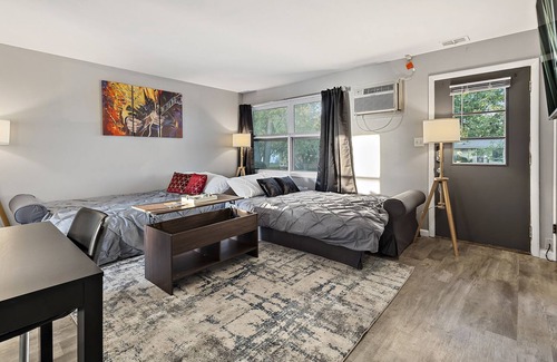 Aurora Condominio | Rock&Roll-Theme Apt 65"TV/WiFi/FreeParking/Close to Aurora downtown area