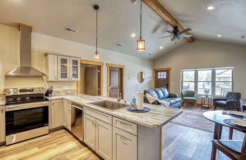 Rockerville Condominio | Rockerville Gold Town Lodging #1- This one-bedroom condo is your perfect home base for adventure and relaxation. Just minutes from Mount Rushmore, Crazy Horse Memorial, Custer State Park, Sturgis, and the Badlands.