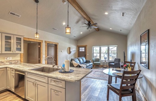 Rockerville Condominio | Rockerville Gold Town Lodging #1- This one-bedroom condo is your perfect home base for adventure and relaxation. Just minutes from Mount Rushmore, Crazy Horse Memorial, Custer State Park, Sturgis, and the Badlands.