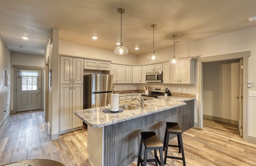 Rockerville Condominio | Rockerville Gold Town Lodging #3-This one-bedroom condo is your perfect home base for adventure and relaxation. Just minutes from Mount Rushmore, Crazy Horse Memorial, Custer State Park, Sturgis, and the Badlands.