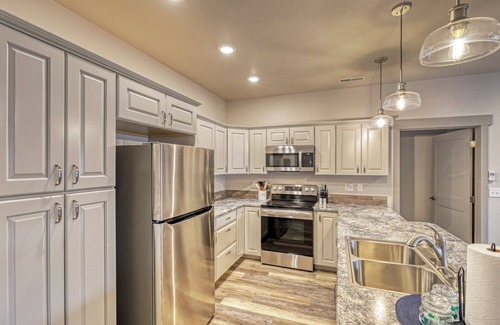 Rockerville Condominio | Rockerville Gold Town Lodging #3-This one-bedroom condo is your perfect home base for adventure and relaxation. Just minutes from Mount Rushmore, Crazy Horse Memorial, Custer State Park, Sturgis, and the Badlands.
