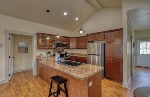Rockerville Condominio | Rockerville Gold Town Lodging #5- This one-bedroom condo is your perfect home base for adventure and relaxation. Just minutes from Mount Rushmore, Crazy Horse Memorial, Custer State Park, Sturgis, and the Badlands.