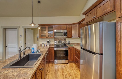 Rockerville Condominio | Rockerville Gold Town Lodging #5- This one-bedroom condo is your perfect home base for adventure and relaxation. Just minutes from Mount Rushmore, Crazy Horse Memorial, Custer State Park, Sturgis, and the Badlands.