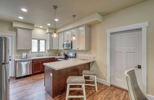 Rockerville Condominio | Rockerville Gold Town Lodging #7-Badlands Retreat Near Mt. Rushmore - This two-bedroom condo is your perfect home base for adventure and relaxation. Just minutes from Mount Rushmore, Crazy Horse Memorial, Custer State Park, Sturgis, and the Badlands.