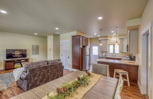 Rockerville Condominio | Rockerville Gold Town Lodging #7-Badlands Retreat Near Mt. Rushmore - This two-bedroom condo is your perfect home base for adventure and relaxation. Just minutes from Mount Rushmore, Crazy Horse Memorial, Custer State Park, Sturgis, and the Badlands.