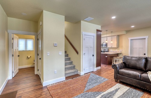 Rockerville Condominio | Rockerville Gold Town Lodging #7-Badlands Retreat Near Mt. Rushmore - This two-bedroom condo is your perfect home base for adventure and relaxation. Just minutes from Mount Rushmore, Crazy Horse Memorial, Custer State Park, Sturgis, and the Badlands.