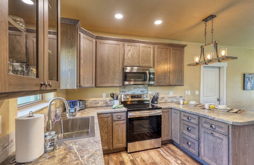 Rockerville Condominio | Rockerville Gold Town Lodging #12-This two-bedroom condo is your perfect home base for adventure and relaxation. Just minutes from Mount Rushmore, Crazy Horse Memorial, Custer State Park, Sturgis, and the Badlands.