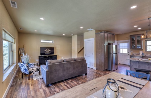 Rockerville Condominio | Rockerville Gold Town Lodging #12-This two-bedroom condo is your perfect home base for adventure and relaxation. Just minutes from Mount Rushmore, Crazy Horse Memorial, Custer State Park, Sturgis, and the Badlands.
