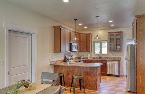 Rockerville Condominio | Rockerville Gold Town Lodging #15-This two-bedroom condo is your perfect home base for adventure and relaxation. Just minutes from Mount Rushmore, Crazy Horse Memorial, Custer State Park, Sturgis, and the Badlands.