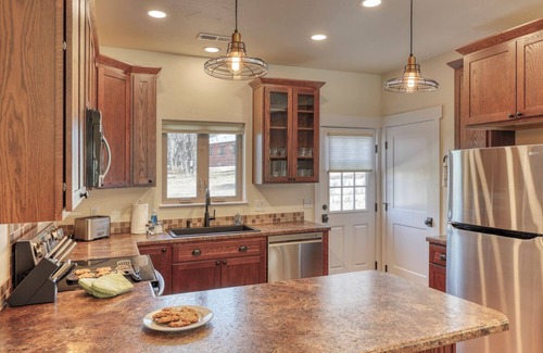 Rockerville Condominio | Rockerville Gold Town Lodging #15-This two-bedroom condo is your perfect home base for adventure and relaxation. Just minutes from Mount Rushmore, Crazy Horse Memorial, Custer State Park, Sturgis, and the Badlands.