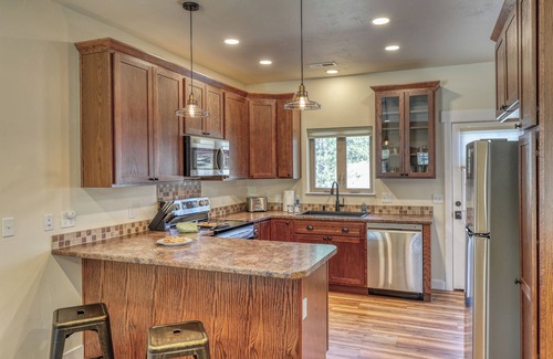 Rockerville Condominio | Rockerville Gold Town Lodging #15-This two-bedroom condo is your perfect home base for adventure and relaxation. Just minutes from Mount Rushmore, Crazy Horse Memorial, Custer State Park, Sturgis, and the Badlands.