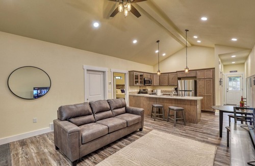 Rockerville Condominio | Rockerville Gold Town Lodging #16-This one-bedroom condo is your perfect home base for adventure and relaxation. Just minutes from Mount Rushmore, Crazy Horse Memorial, Custer State Park, Sturgis, and the Badlands.