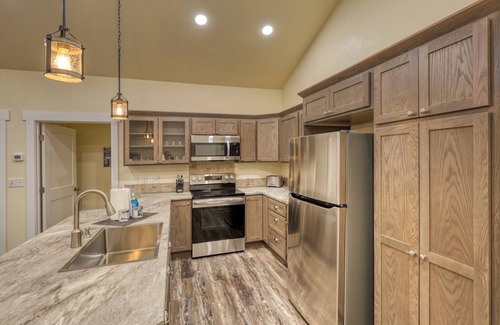 Rockerville Condominio | Rockerville Gold Town Lodging #16-This one-bedroom condo is your perfect home base for adventure and relaxation. Just minutes from Mount Rushmore, Crazy Horse Memorial, Custer State Park, Sturgis, and the Badlands.