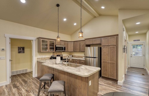 Rockerville Condominio | Rockerville Gold Town Lodging #16-This one-bedroom condo is your perfect home base for adventure and relaxation. Just minutes from Mount Rushmore, Crazy Horse Memorial, Custer State Park, Sturgis, and the Badlands.